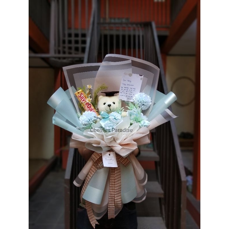 Handbouquet Bunga Artificial Boneka Wisuda dan Coklat Silverqueen Pastel Mix Buket Bunga Wisuda Sempro Ultah Anak Wedding Anniversary Bandung Sehari Jadi | Cherries Paradise