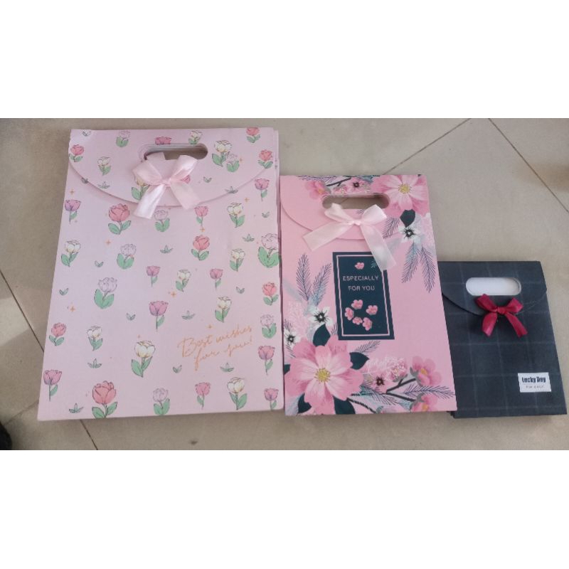 

Paper bag kotak bingkisan tempat kado tempat baju tas kado