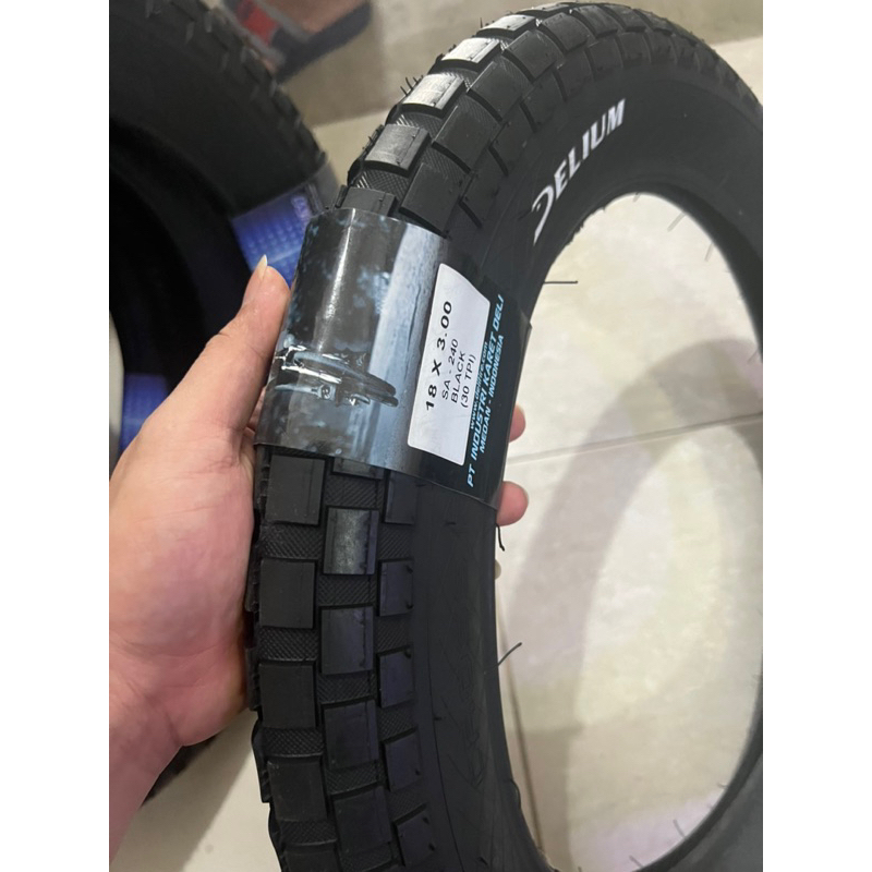 Ban luar sepeda 18x3.0 Delium SA-240