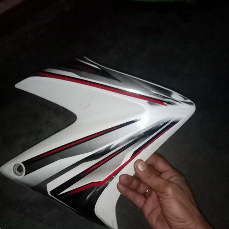 sayap kanan old Vixion putih
