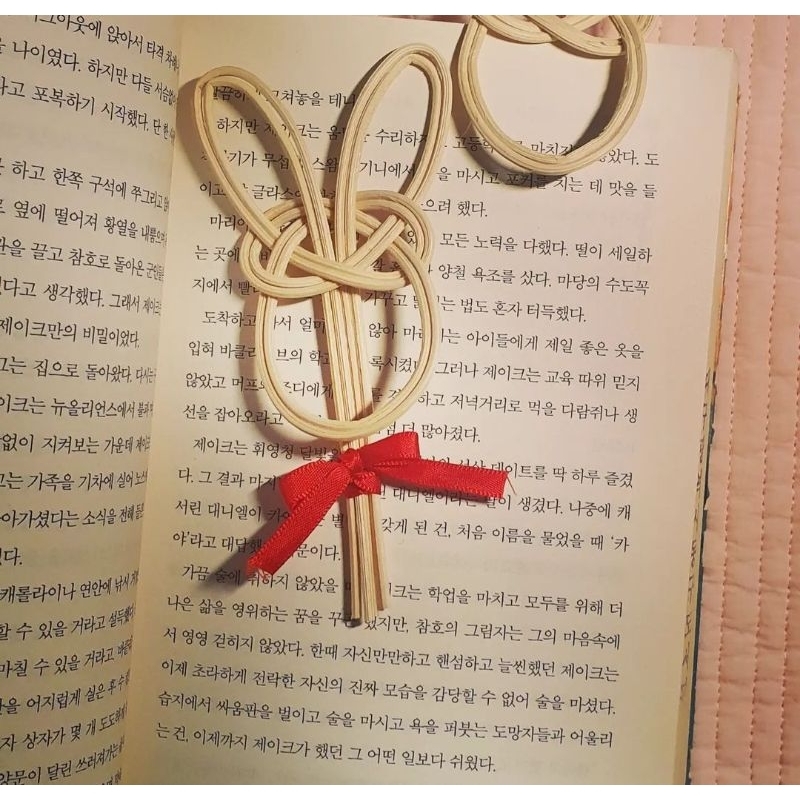 

pembatas buku rotan motif kelinci/rattan bookmark