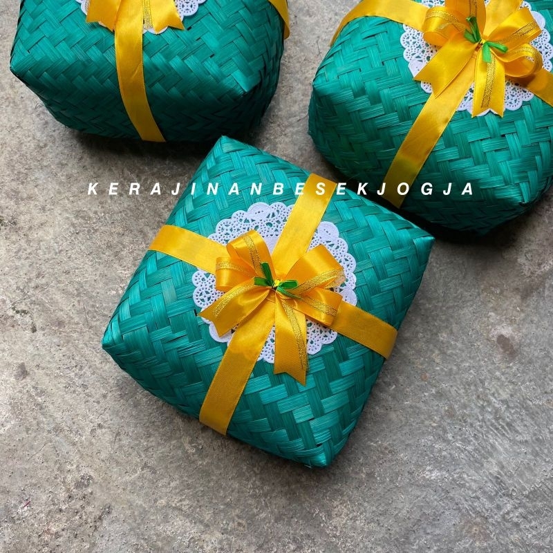 SEPASANG BESEK WARNA PITA 22X22CM besek nasi besek bambu catering nasi kotak