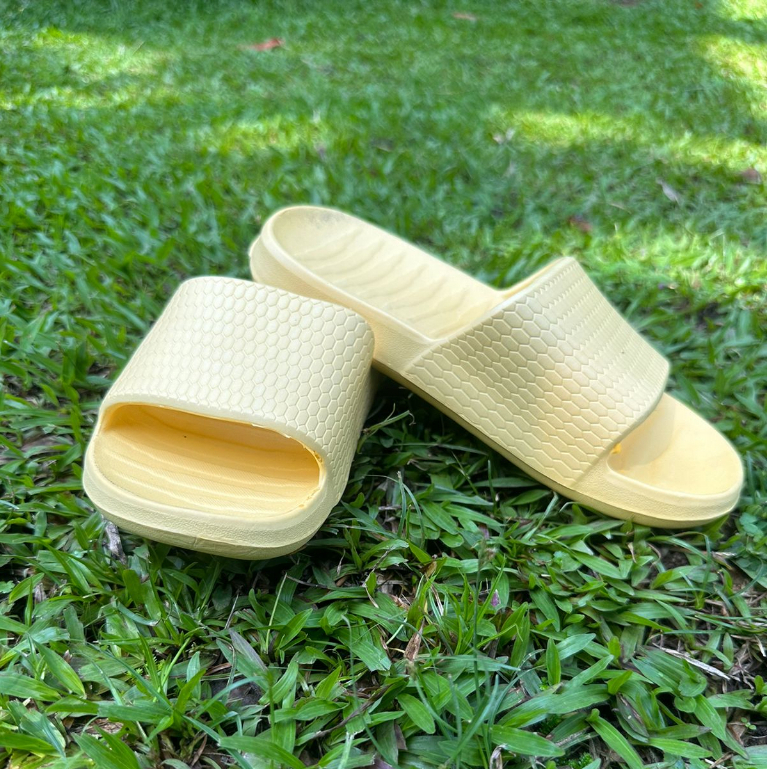 MINISO Sandal Pria dan Wanita Bath Slippers Sandal Karet Wanita EVA Solnya Empuk Super Anti Selip