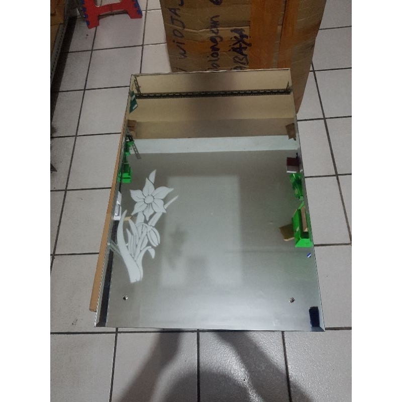 Kaca Cermin Wastafel / Kamar Mandi Model Kotak Motif Bunga uk. 40 x 60 cm