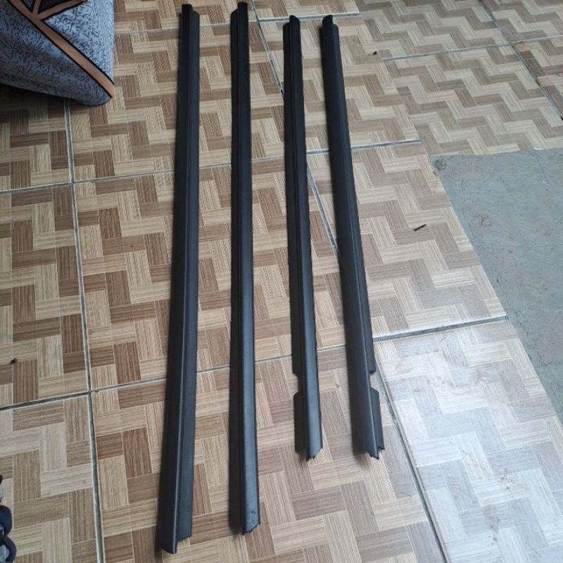 Weather strip karet pelipit kaca pintu Daihatsu Sirion 2011 original