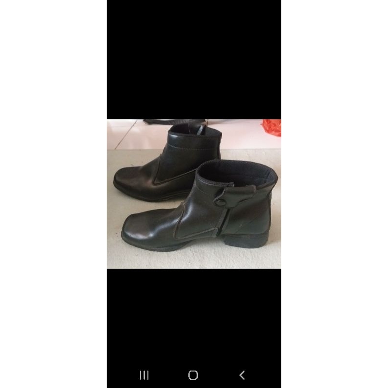 

sepatu hitam aku dahhh sptsptpst