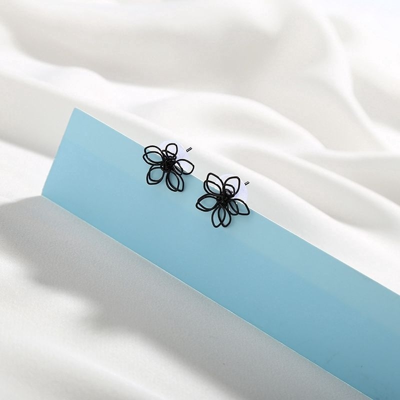 Anting bentuk bunga ala Korea, anting kerabu warna hitam