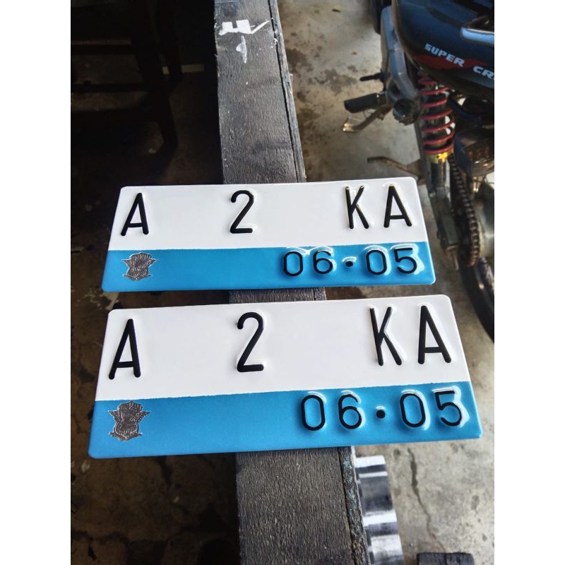 plat nomor listrik sepasang