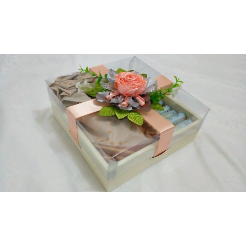 

GIFT BOX 17x17 CM KREM