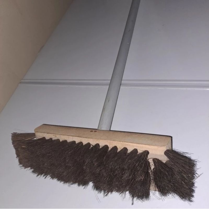 sikat ijuk gagang kayu panjang