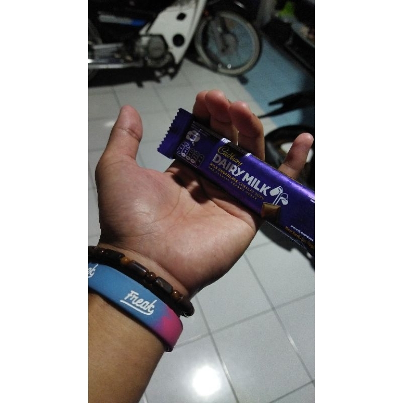 

coklat pekat batang hitam