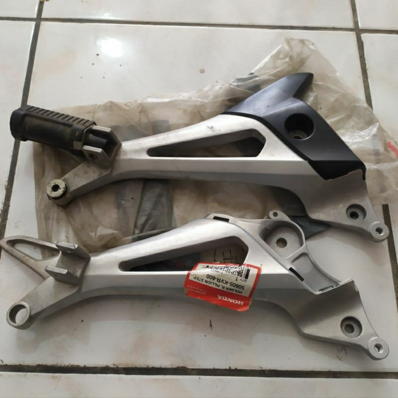besi breket dudukan barstep bustep footstep footrest step belakang kanan assy honda revo supra x125 