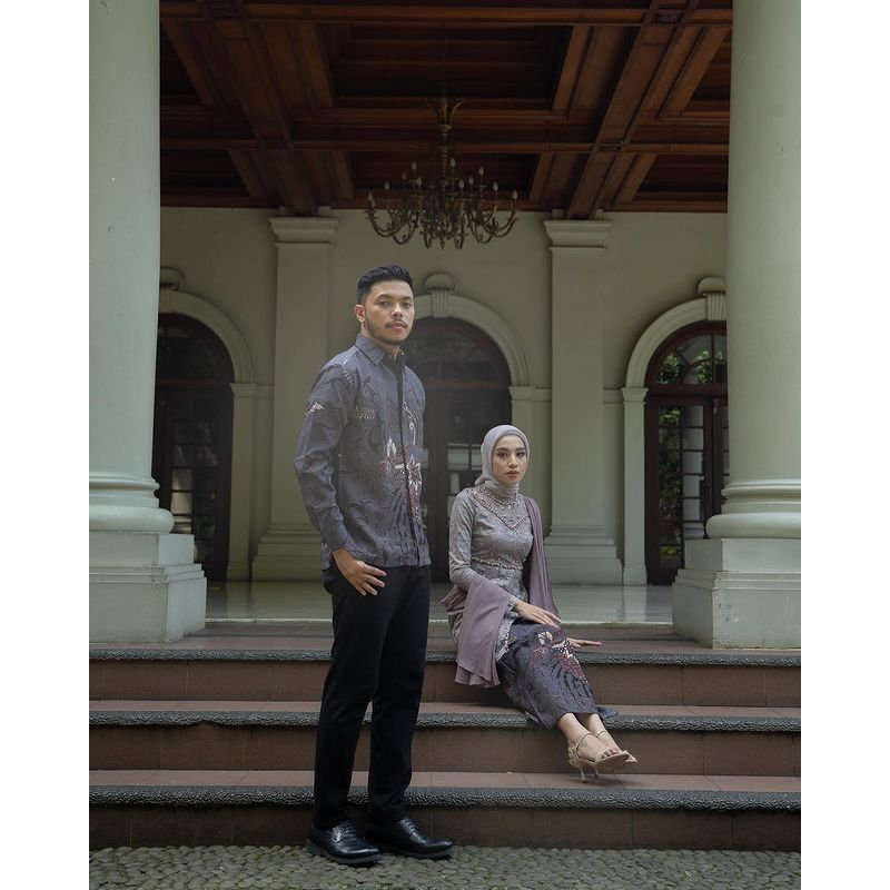 NEW COLLECTION - HANNA COUPLE PREMIUM KEBAYA TUNIK PLUS KEMEJA FREE SELENDANG CERUTY//SET PASANGAN SERASI KEBAYA MATERIAL FULL BROKAT KELILING FURING VELVET SATIN DETAIL BELAHAN MUTIARA DEPAN//KEMEJA PRIA COWOK PREMIUM MOTIF MODERN TERBARU READY JUMBO XXL