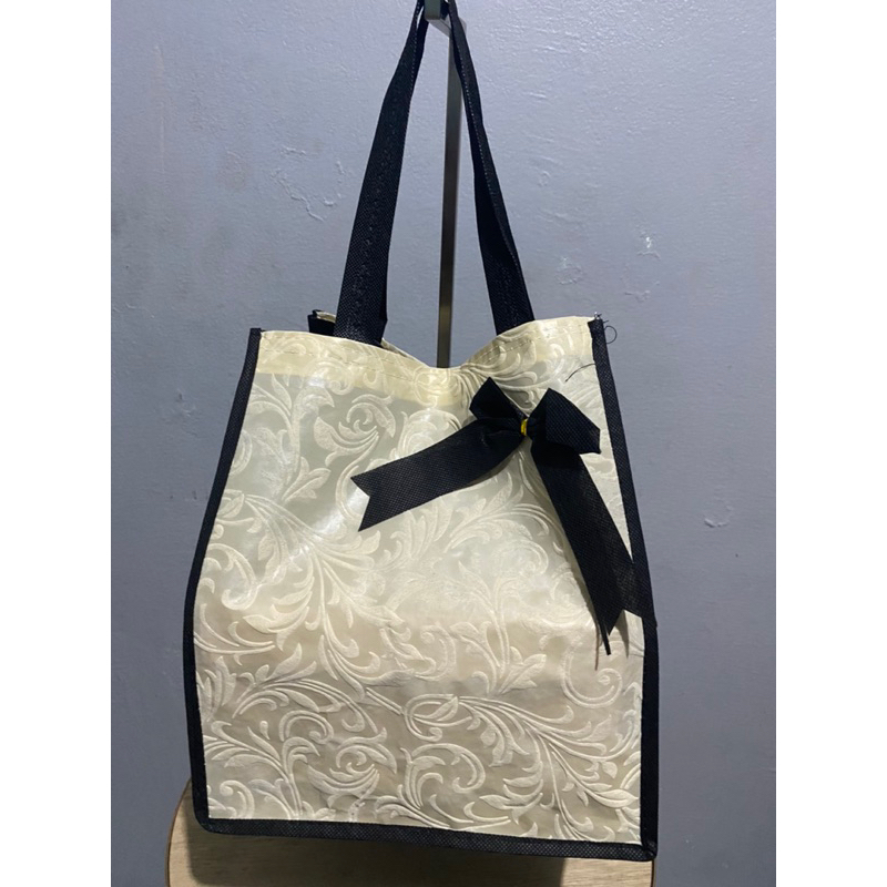 

(1 LUSIN = 12 PCS) GOODIE BAG HAJATAN MOTIF PITA 22x22 CM TINGGI 30 CM / TAS HAJATAN TERMURAH TERLARIS / TAS NASI BOX / TAS WALIMATUL / TAS WEDDING / TAS RAMAH LINGKUNGAN / TAS SPUNBOND