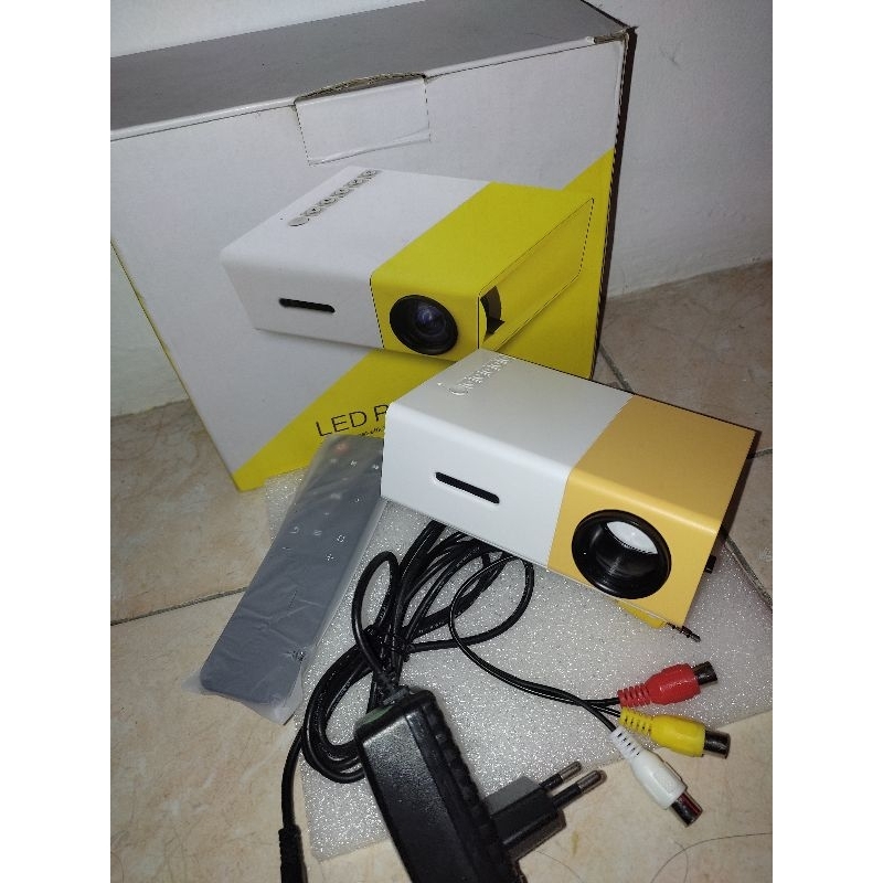 ( BARANG SECOND / BEKAS ) Mini Proyektor LED YG300 / YG-300 / YG 300 LCD Portable Projector Warna Ku