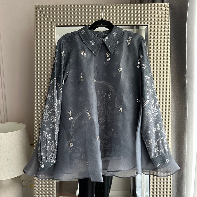 Wearing Klamby Pandai Sikek savarna blouse