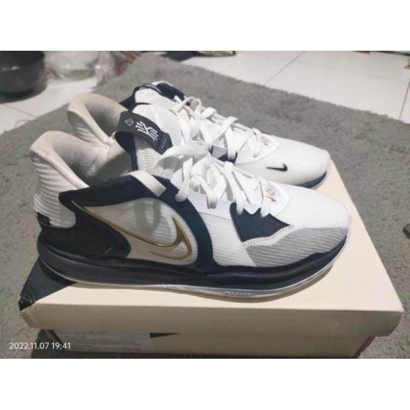 -Nama Barang: Sepatu Basket Kyrie 5 low ep black university gold