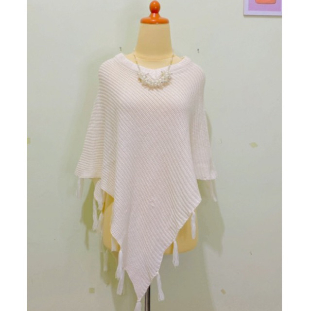 Preloved Atasan ponco outer blouse rajut bahan knit warna putih model bohemian - Ponco 5037