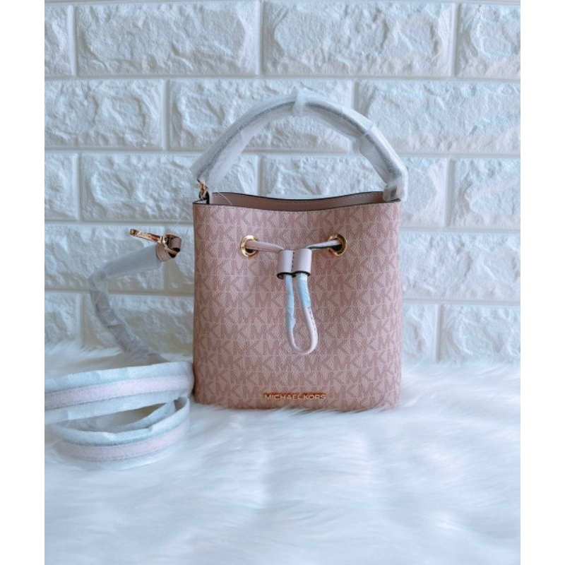 MK Suri Small Bucket Ballet || MICHAEL KORS