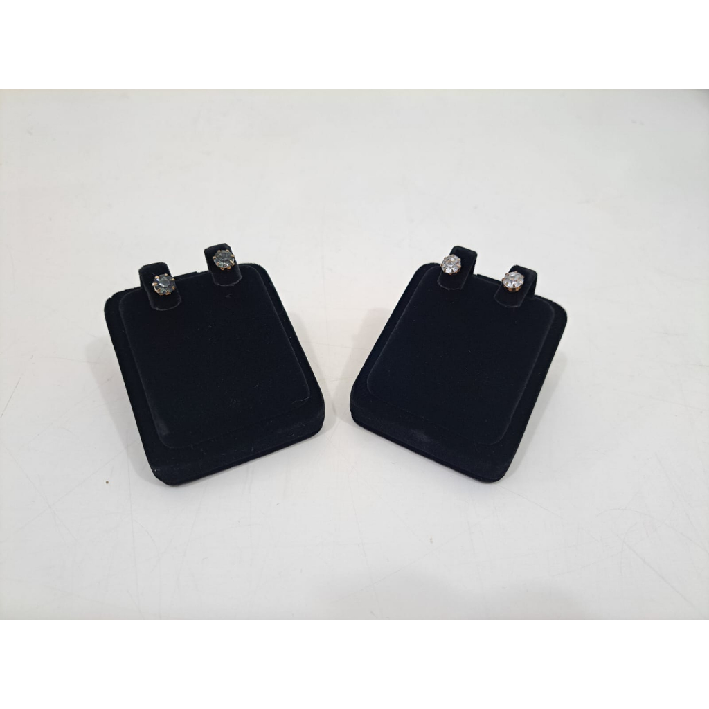 Display Anting Bludru Hitam
