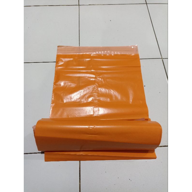 

plastik polymailer 30x40 isi 100 oren dan hitam