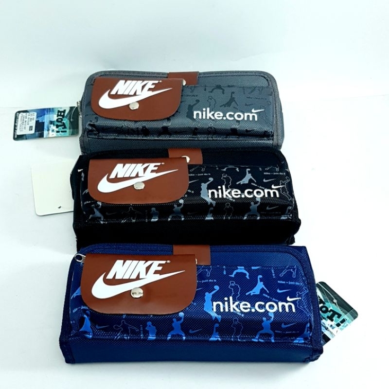 

Nike Tempat Pensil Sleting Hitam 8638 Bahan Kaen & Kulit Imitasi Kuat Tahan Lama Dengan 2 Sleting Penyimpanan Ukuran 20,5cm x 9cm x 3cm Stationery
