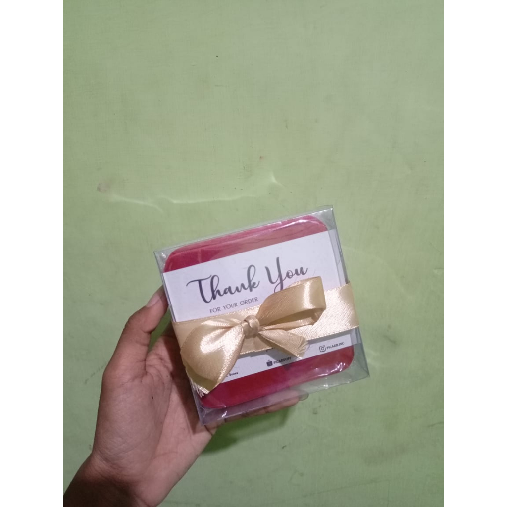 

FULL AKSESORIS PACKAGING MIKA BOX 11x13x1.5 PAKET PITA TAG KARTU UCAPAN CUSTOM CETAK PRINTING