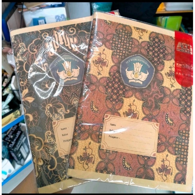 

SAMPUL BUKU TULIS MOTIF BATIK UKURAN KWARTO ISI 20 LEMBAR MURAH ECER GROSIR