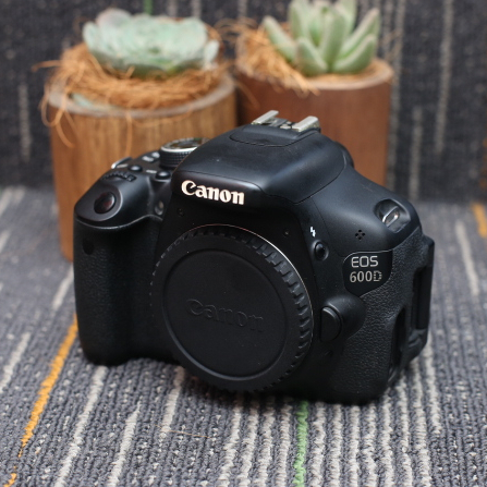 Canon 600D Body Only Kamera DSLR Original -Tanpa Lensa vg -Vms