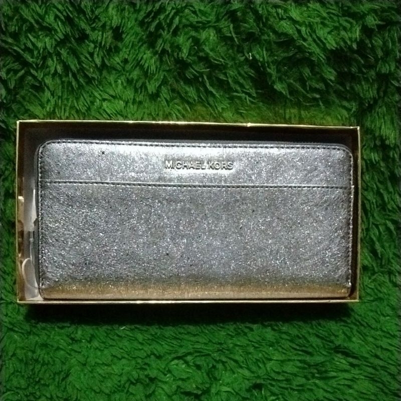 dompet wanita lipat silver original Michael Kors with little deffect