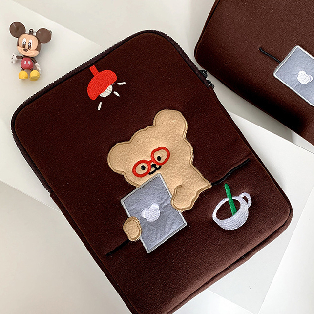 Tas iPad Universal Notebook Chromebook Sleeve Pouch Soft Case Bag Cover Tablet Samsung Galaxy Tab A 10 S S2 S3 S4 S5e S6 S7 9 10 11 12.9 13.3 14 15 Inch Warna Coklat Brown Motif Gambar Kartun Beruang Lucu Cewe Kuliah Sekolah Korea Cute Puffy