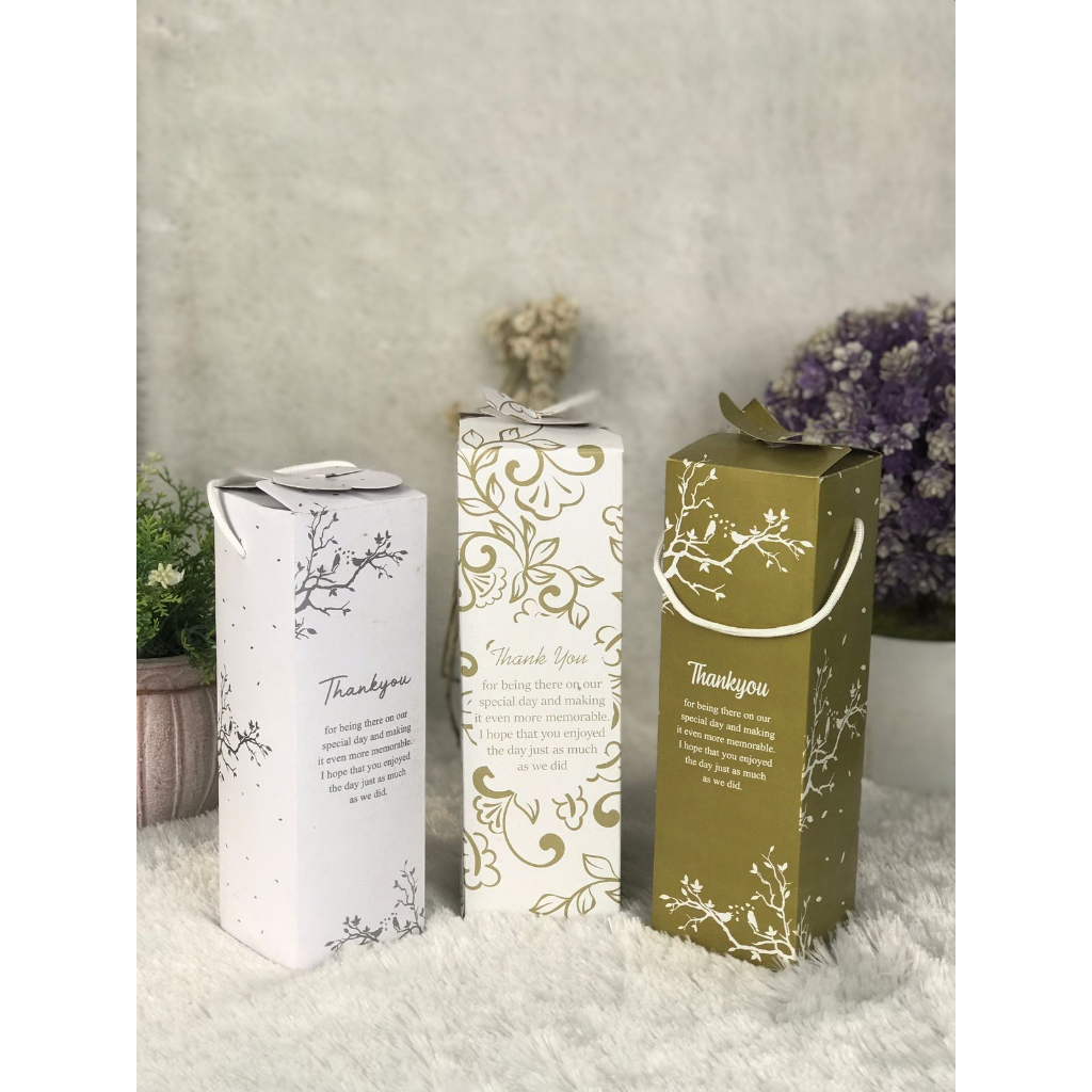 

Grosir Termurah 10 pcs Box / dus botol Manja Motif full Bunga cantik Tanpa Nama Pasangan + Tali Putih Terpisah BOX RANDOM