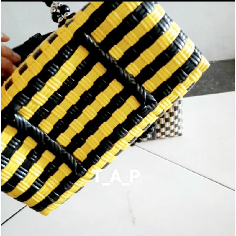 Tas Anyaman Anyam Handle Mutiara Resleting dan Furing