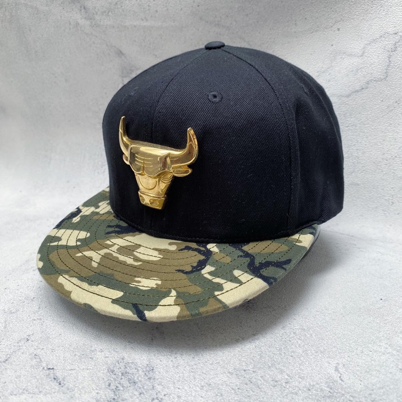 Topi NBA Chicago Bulls Logo Besi