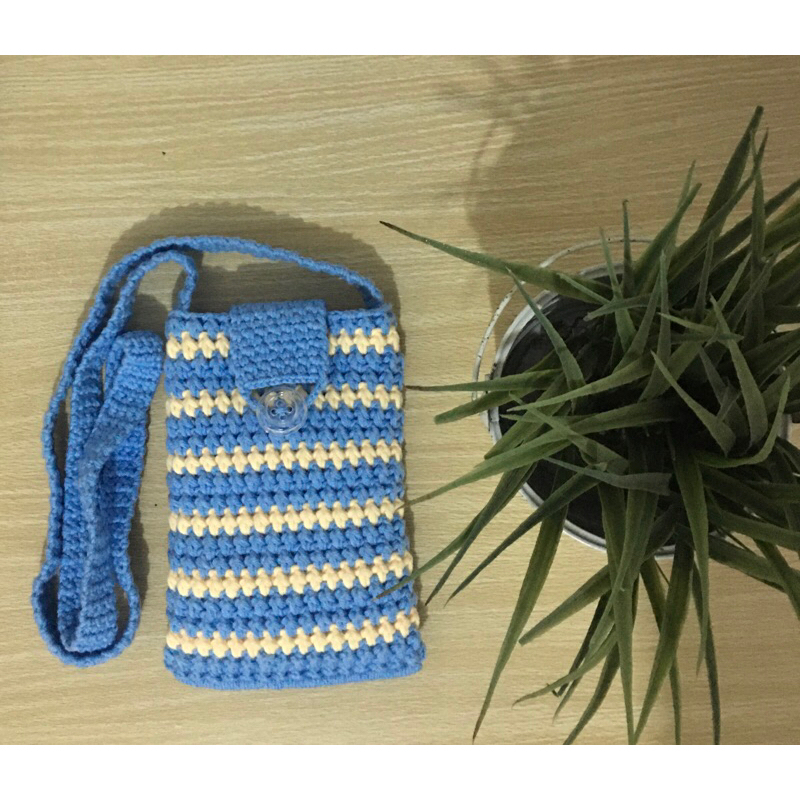 TAS SELEMPANG RAJUT MOTIF GARIS