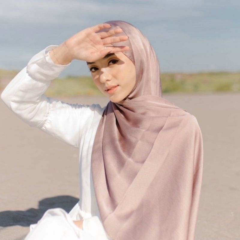 Preloved - Kerudung pashmina silk satin cardenza warna latte