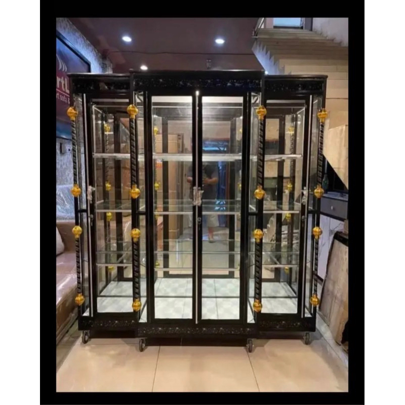 Lemari Hias Piala Full Kaca Lantai Keramik