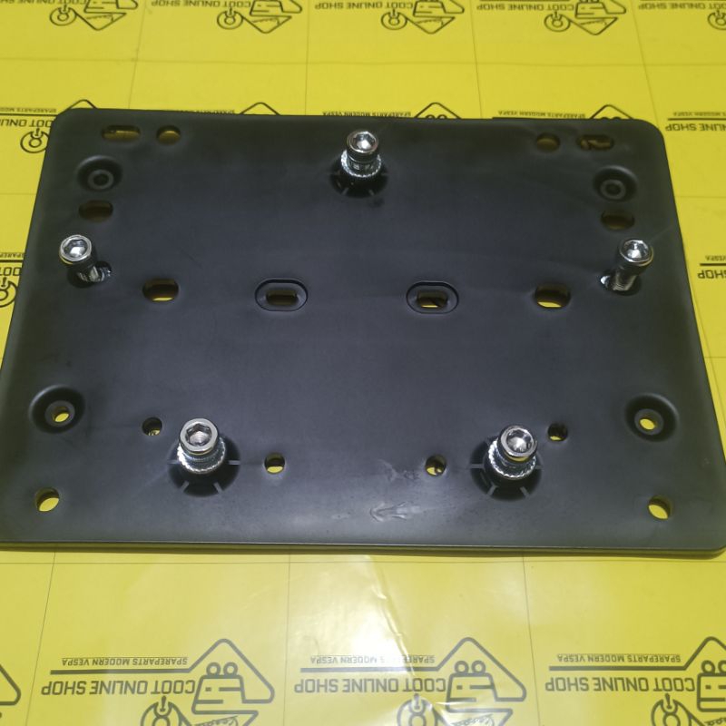 Tatakan Plat Nomor Belakang / Dudukan Plat Nomor Belakang + Baut Vespa Matic