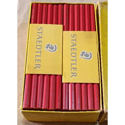 

Pensil Warna Merah. Camel. Merk Staedtler. 1328. Made in Germany. Harga perbuah.