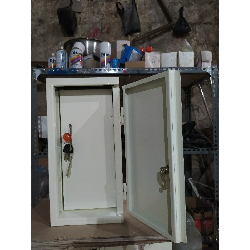 lemari narkotik kecil