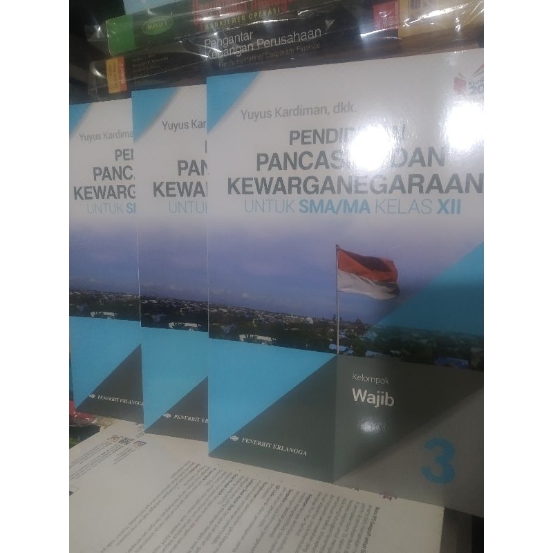 

pendidikan Pancasila dan kewarganegaraan kelas 12 erlanggga