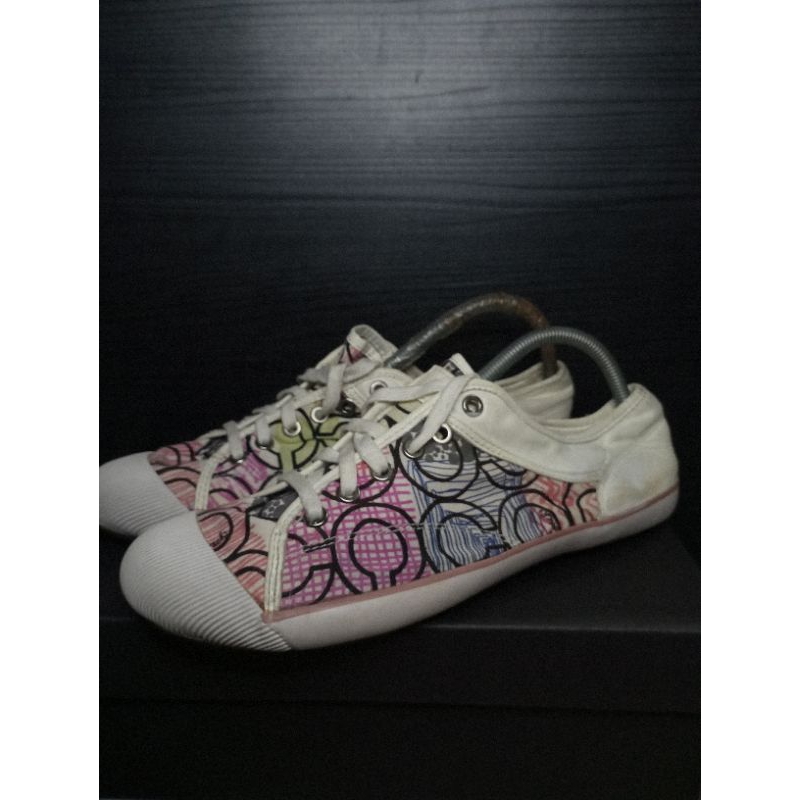 etalase 22 SEPATU COACH