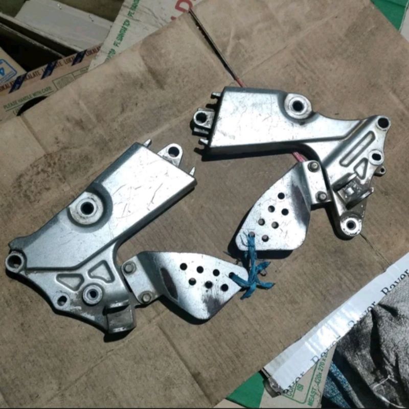 dudukan plat footstep step depan pijakan kaki ori original yamaha bison byson karbu