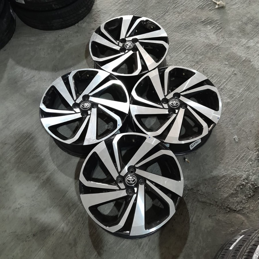 Velg Mobil Bekas Ring 17 Lubang 4 STD RAIZE R17X6 4X100 ET40