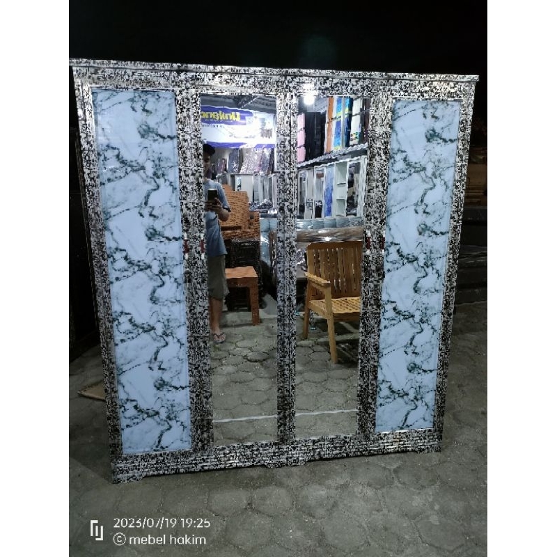 LEMARI BAJU 4 PINTU MINIMALIS