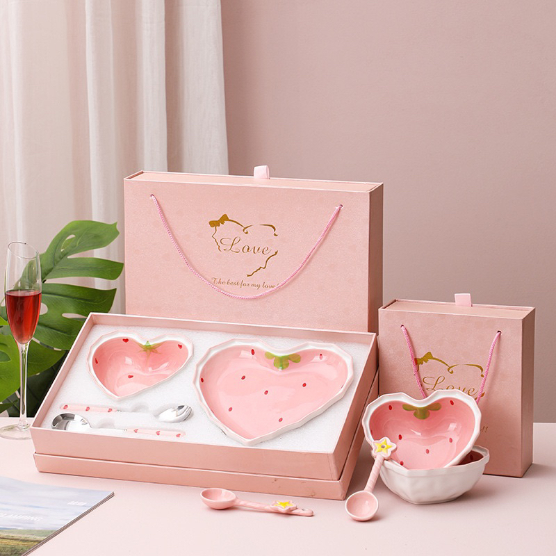 Kado hadiah pernikahan Piring Mangkuk strawberry love Hampers / Mangkuk love / piring keramik / Mang