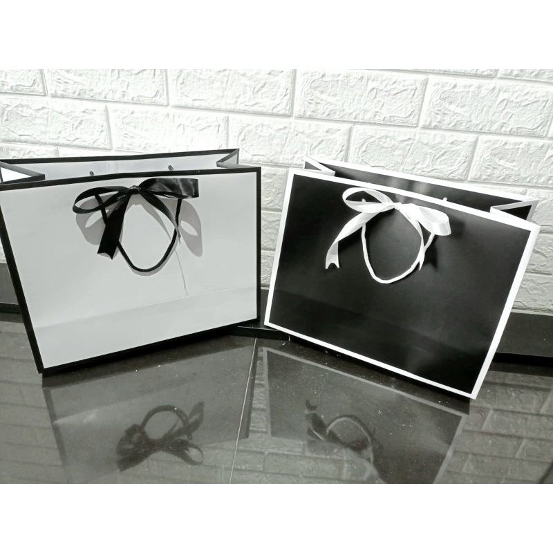 

Paperbag BW Series Pita Uk. 32,5 x 14 x Tinggi 25 cm