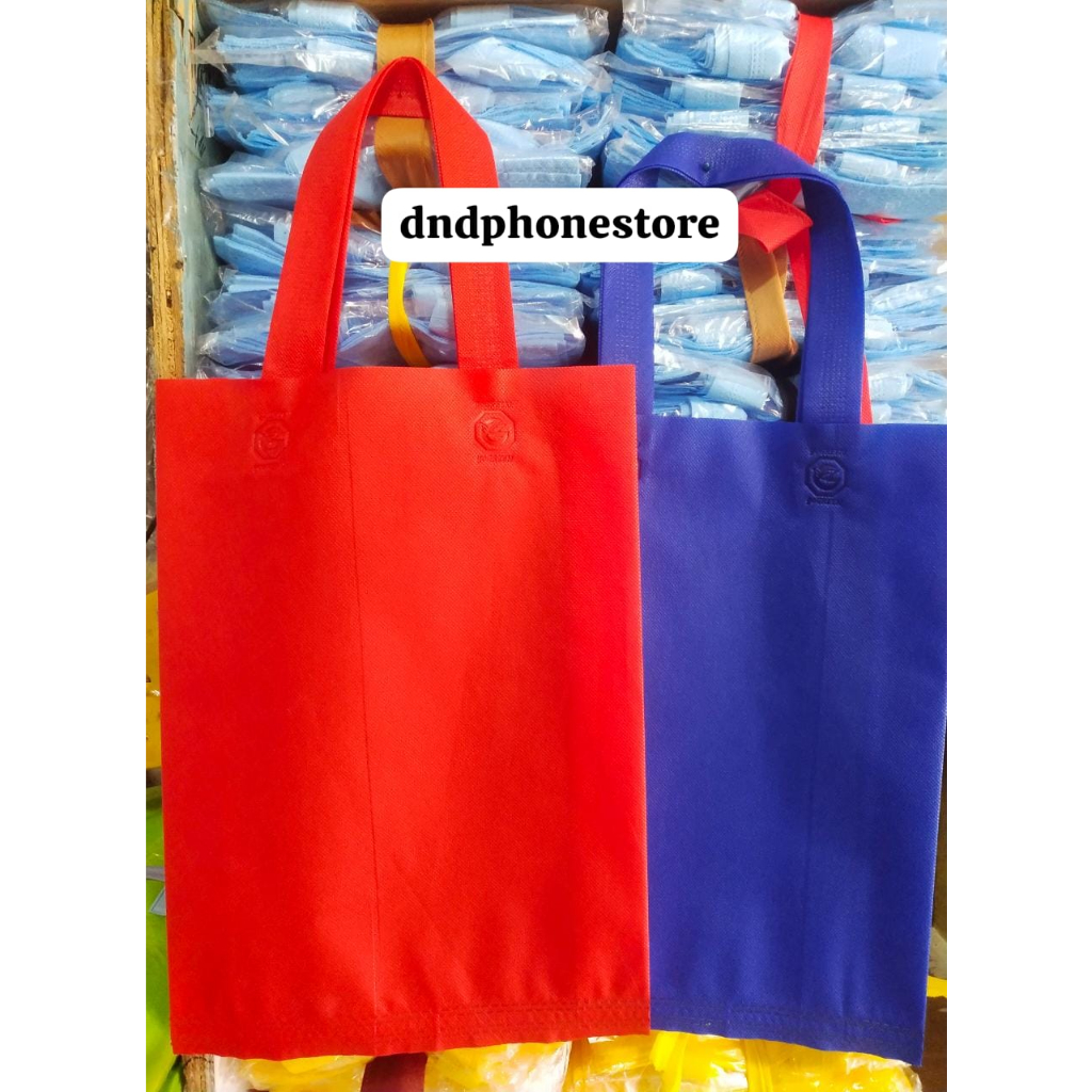 

Goodie Bag Handle Uk 25x35x8 Ketebalan 65-70gsm Harga Perlusin Isi 12pcs HARGA EKONOMIS