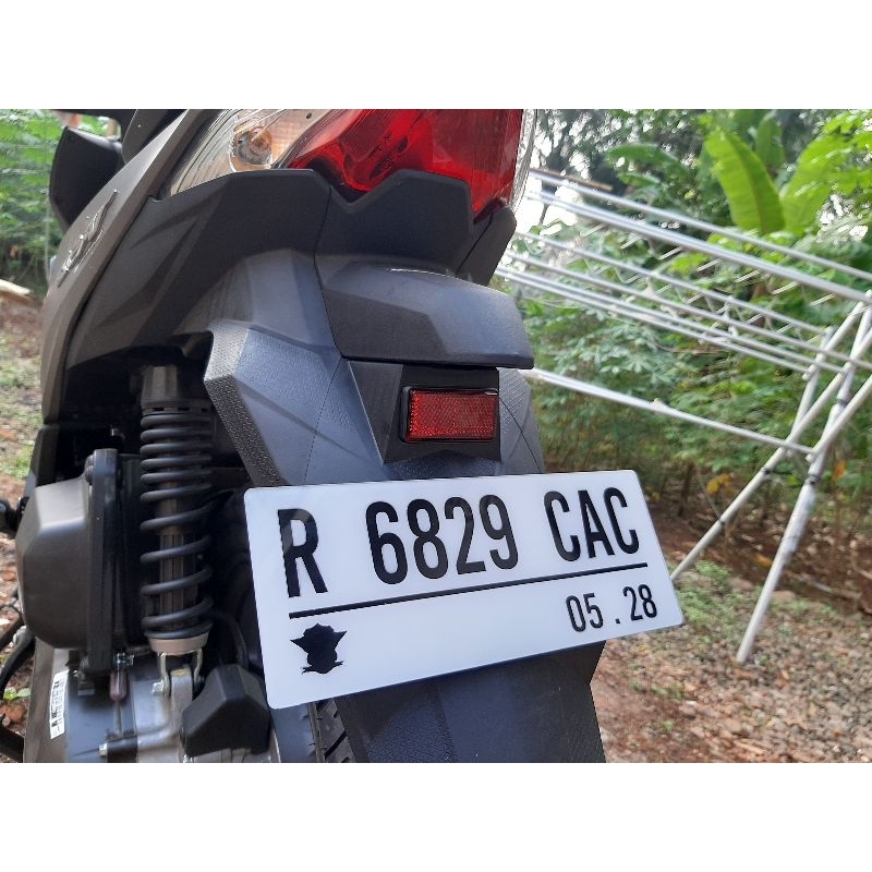 plat nomor variasi mengkilap warna putih