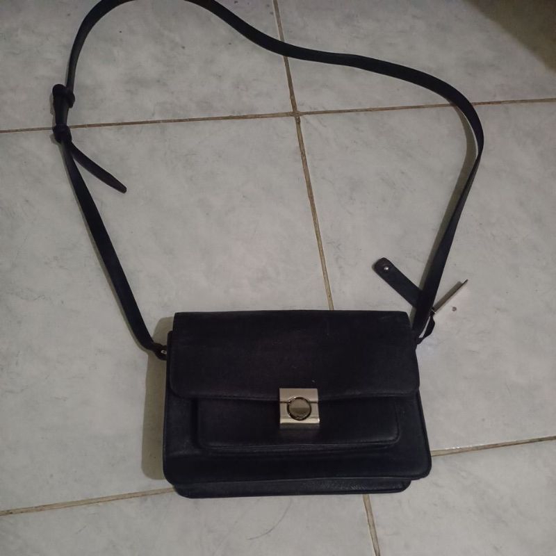 preloved tas selempang hitam merk esprit 100％
